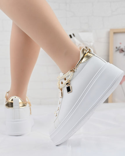 Дамски спортни обувки, изработени от екокожа, с декоративна верижка, D1372, бели