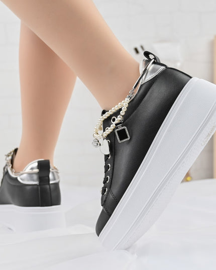 Дамски спортни обувки, изработени от екокожа, с декоративна верижка, D1372, черни